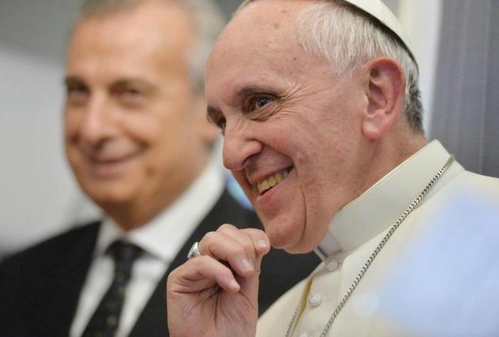 papa francisco sonrie