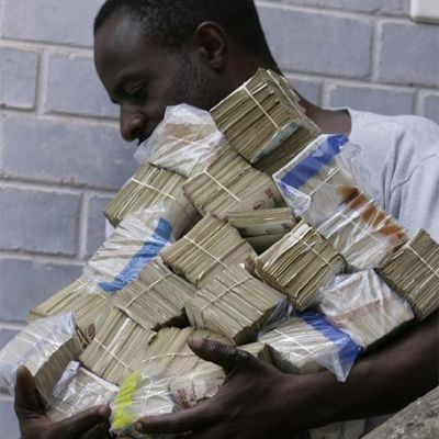 Hombre hace compras en Zimbabue