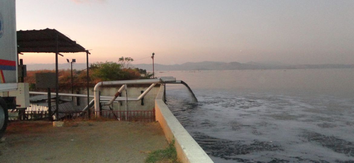 Descarga de Aguas Residuales Sur de Maracay por Muro La Punta 19-01-2016