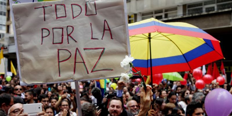 COLOMBIANOS CELEBRAN ACUERDOS PARA EL FIN DEL CONFLICTO EN EL PAÍS