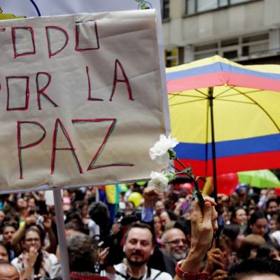 COLOMBIANOS CELEBRAN ACUERDOS PARA EL FIN DEL CONFLICTO EN EL PAÍS