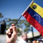 (160123) -- CARACAS, enero 23, 2016 (Xinhua) -- Una persona ondea una bandera durante una manifestación de simpatizantes y miembros de la Mesa de la Unidad Democráctica (MUD), con motivo de la conmemoración de la caída de la dictadura de Marcos Pérez Jiménez, en la Plaza Brion de Chacaíto, en Caracas, Venezuela, el 23 de enero de 2016. De acuerdo con información de la prensa local, integrantes de la MUD convocaron el sábado a una concentración para conmemorar la rebelión cívico-militar que derrocó al presidente de facto Marcos Pérez Jiménez el 23 de enero de 1958. (Xinhua/Boris Vergara) (bv) (jp) (fnc)