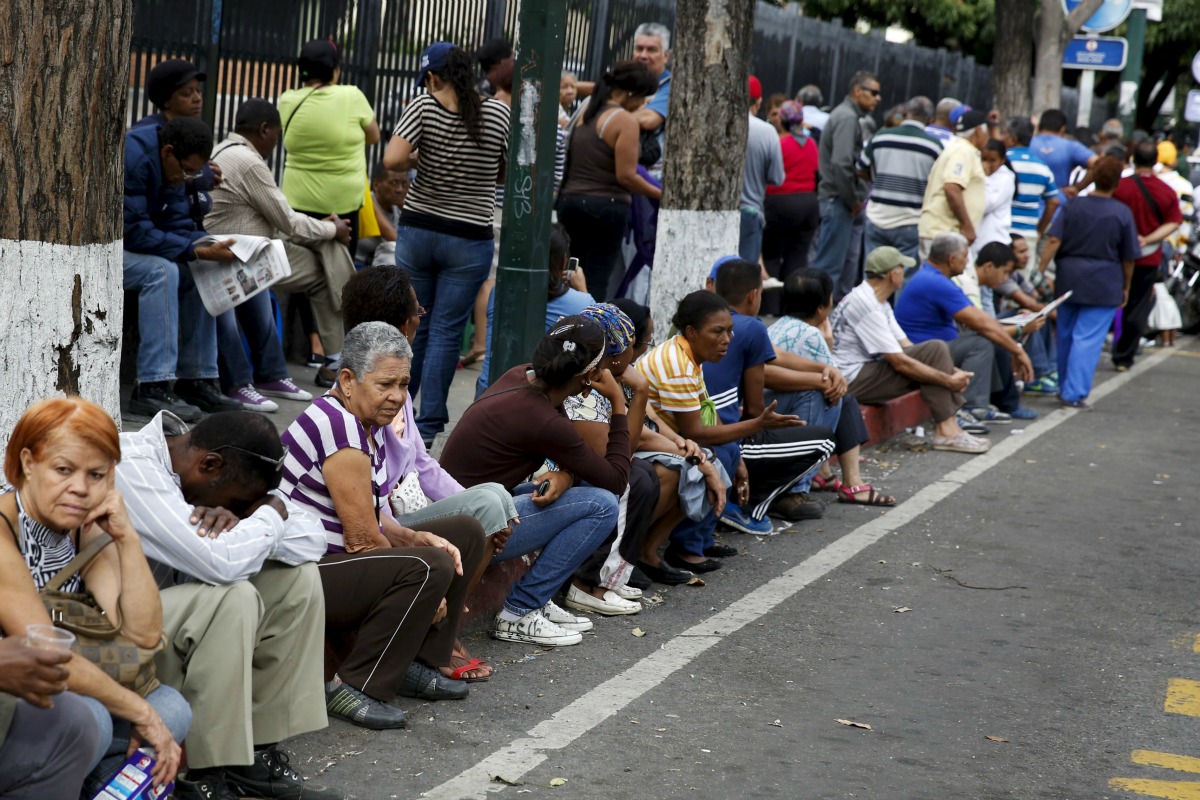la-vida-en-venezuela-transcurre-en-largas-filas