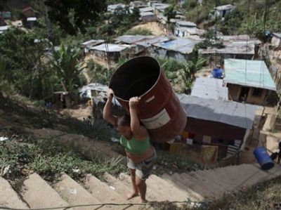 mujer-cargando-agua-barrio-