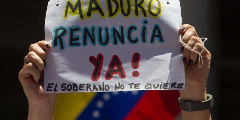 MANIFESTANTES OFICIALISTAS Y OPOSITORES MARCHAN POR SEPARADO EN CARACAS