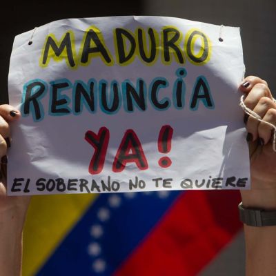 MANIFESTANTES OFICIALISTAS Y OPOSITORES MARCHAN POR SEPARADO EN CARACAS