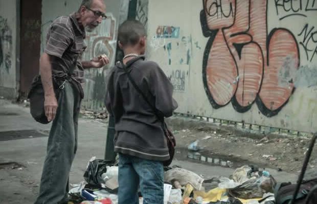 venezolanos_comen_de_la_basura_cortesia_el_tiempo_12mar2017