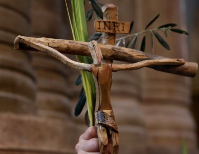 web-palm-sunday-cross-easter-c2a9gali-tibbon-afp