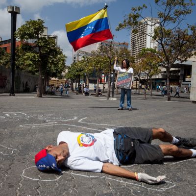 Grupo de familiares de víctimas rinden homenaje a dos años de las protestas contra Gobierno de Maduro