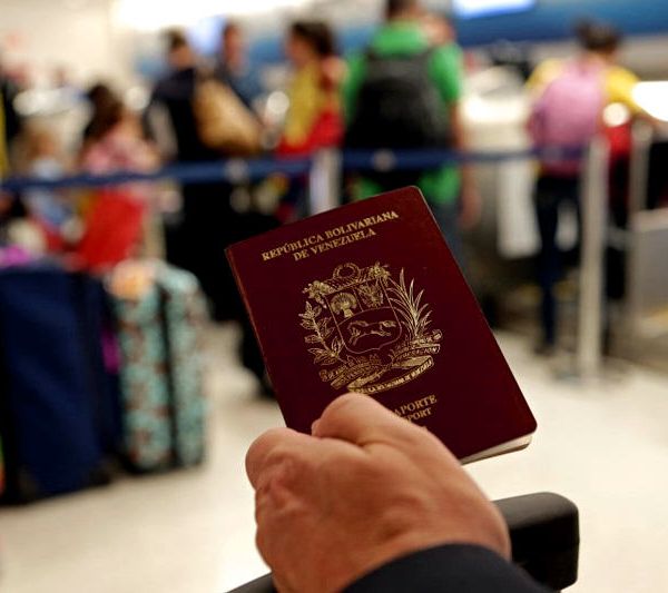 pasaporte-venezolano-aeropuerto-vuelos