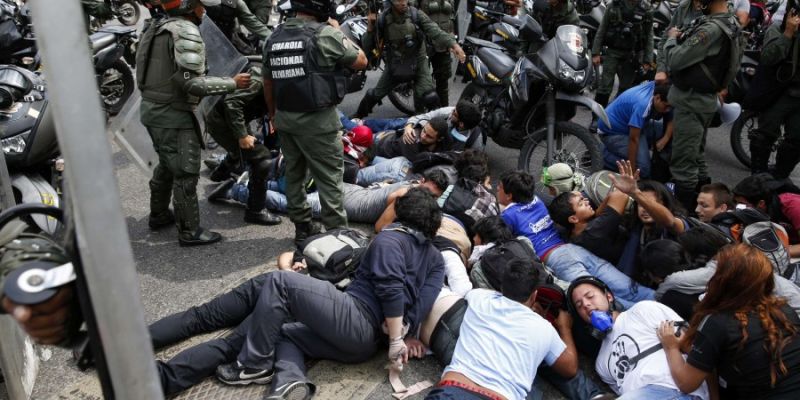 2014-05-14T194939Z_1533919613_GM1EA5F0AH901_RTRMADP_3_VENEZUELA-PROTESTS-900x600