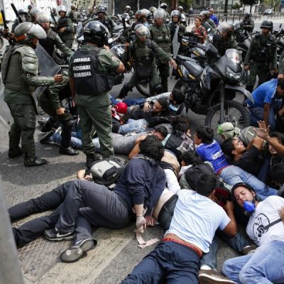 2014-05-14T194939Z_1533919613_GM1EA5F0AH901_RTRMADP_3_VENEZUELA-PROTESTS-900x600