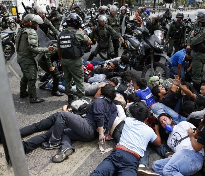 2014-05-14T194939Z_1533919613_GM1EA5F0AH901_RTRMADP_3_VENEZUELA-PROTESTS-900x600