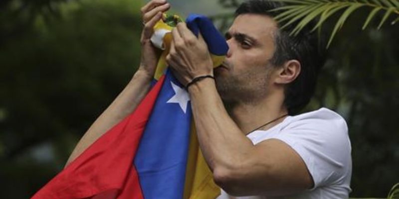 leopoldo-lopez-besa-bandera-venezolana-tras-ser-liberado-1499540357772