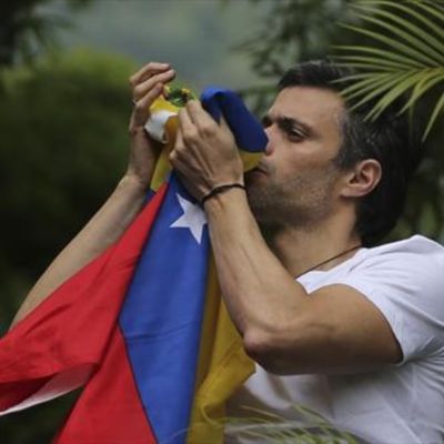 leopoldo-lopez-besa-bandera-venezolana-tras-ser-liberado-1499540357772