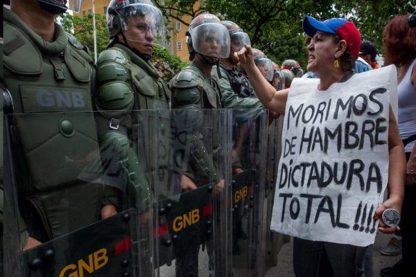 OPOSICIÓN VENEZOLANA ENTREGA UN "PETITORIO" A RECTOR DEL PODER ELECTORAL