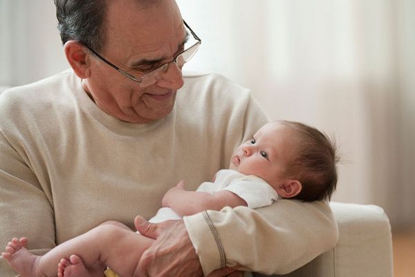 El-bebe-se-queda-con-los-abuelos_reference