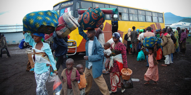 web3-people-migrants-refugees-congo-uganda-camp-bus-andy-wheatley-dfid-cc-by-2-0