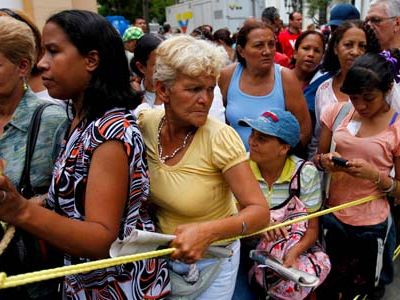 cola-de-mujeres-en-venezuela-090315jpg
