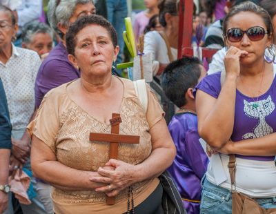 web3-venezuela-mass-people-woman-praying-sad-the-photographer-pd