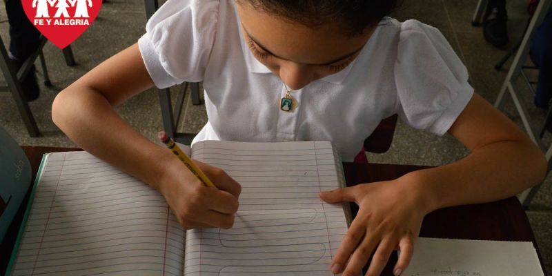 Un-cuaderno-para-Fe-y-Alegría.-Estudiantes.-Útiles-escolares