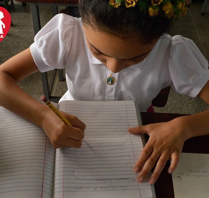 Un-cuaderno-para-Fe-y-Alegría.-Estudiantes.-Útiles-escolares