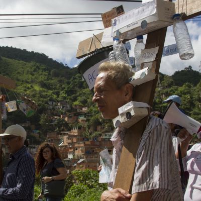 Procesion de las cruces en la parroquia la Vega en protesta contra el gobierno