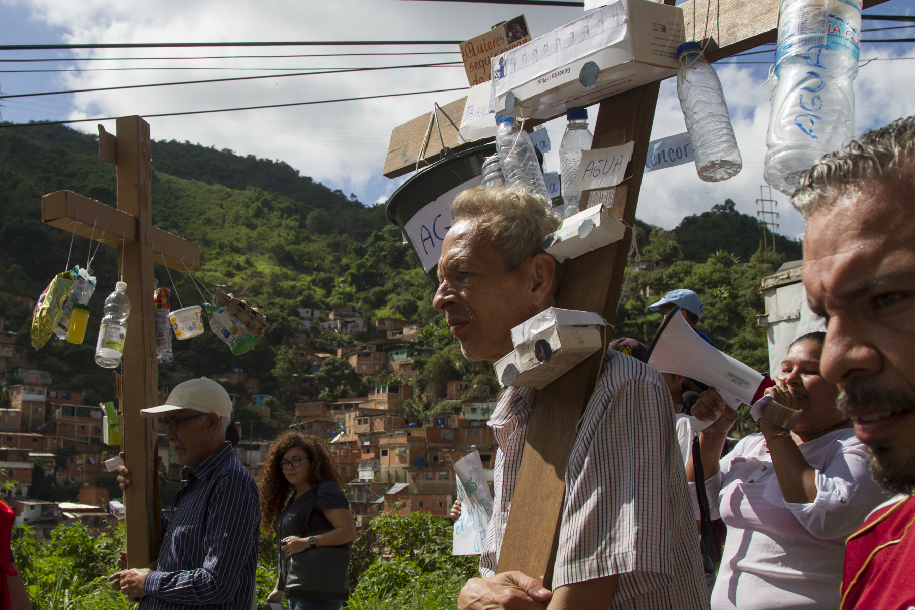 procesion-de-las-cruces-recorrio-la-parroquia-la-vega-en-protesta-ante-la-crisis-del-pais