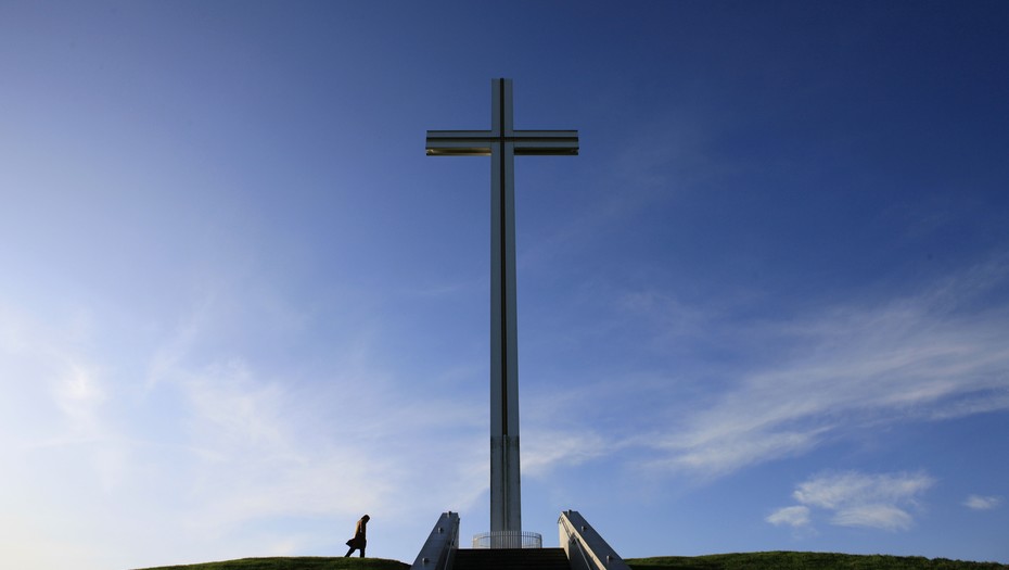 Una persona pasa caminando junto a la Cruz Papal, construida para la visita de Juan Pablo II a Irlanda en 1979 - AFP ARCHIVO