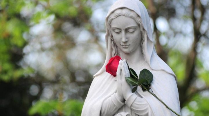 estatua-de-maria-con-una-rosa-720x447