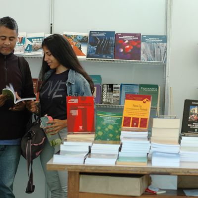 Stand feria del libro con gente-bres