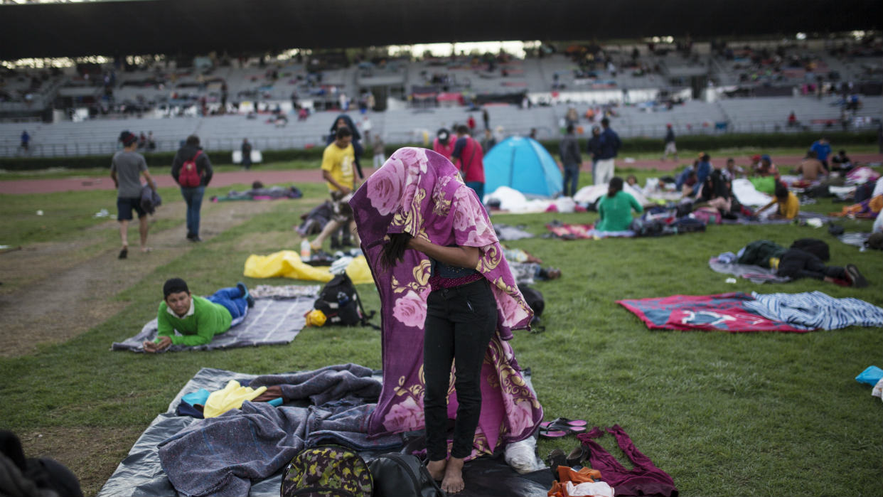 miles-de-migrantes-acampan-en-estadio-de-ciudad-de-mexico