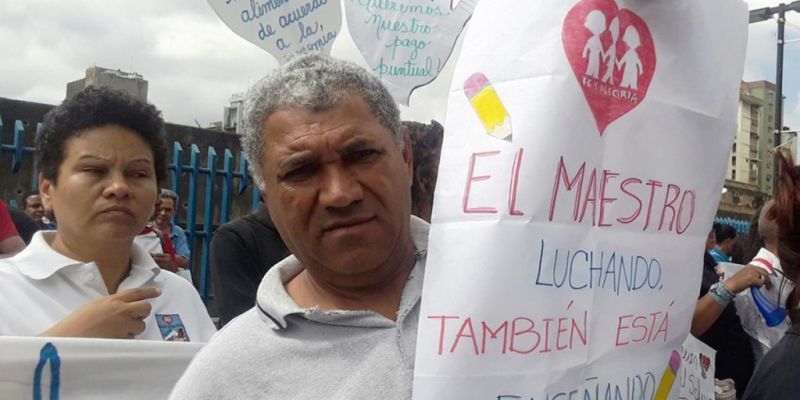 web-venezuela-educadores_de_fe_y_alegrc3ada_proestaro_frente_al_ministerio_de_educacic3b3n_en_caracas_13nov2018_-_josc3a9_cohc3a9n_1