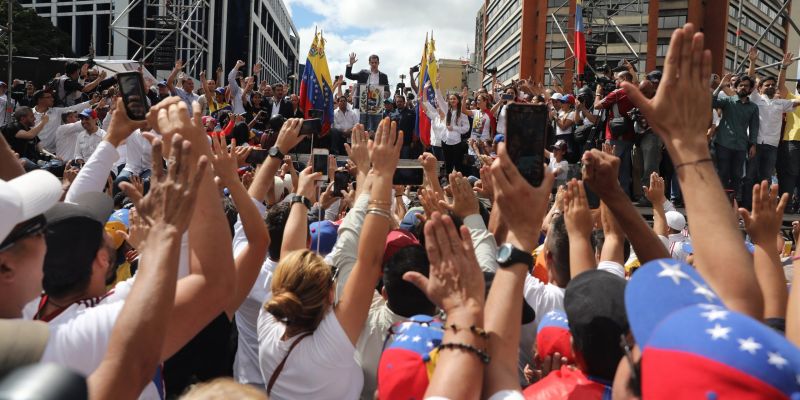 El líder del Parlamento anuncia que asume la Presidencia de Venezuela