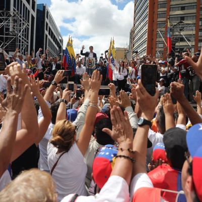 El líder del Parlamento anuncia que asume la Presidencia de Venezuela