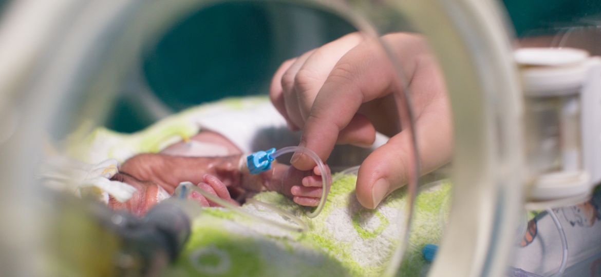 web3-premature-baby-incubator-nicu-neonatal-hand-shutterstock (1)
