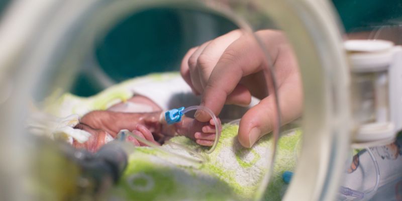 web3-premature-baby-incubator-nicu-neonatal-hand-shutterstock (1)