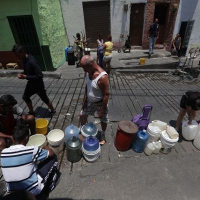 Habitantes se surten de tomas de agua en la calle por fallas en su distribución