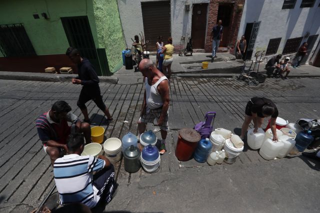 Habitantes se surten de tomas de agua en la calle por fallas en su distribución