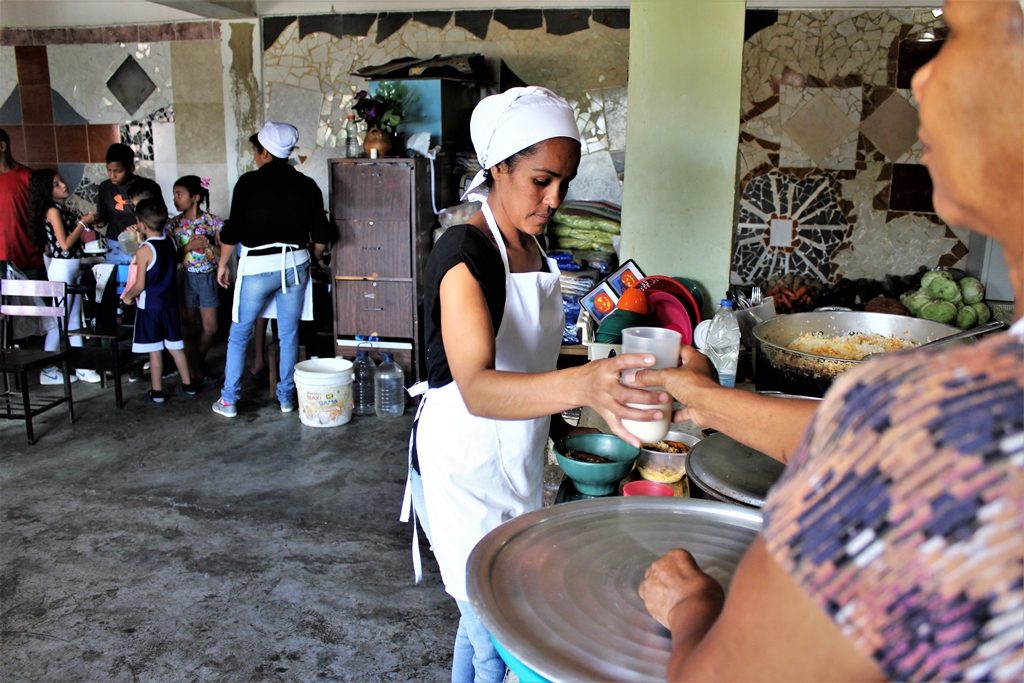 cesap-en-los-comedores-comunitarios-tambien-se-cuecen-historias-de-amor-y-de-dolor