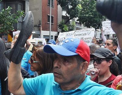 web-teachers-education-venezuela-protest-mestros_de_venezuela_muestran_desgastados_zapatos_debido_a_bajios_sueldos-_fotos_lisandro_casac3b1as_1