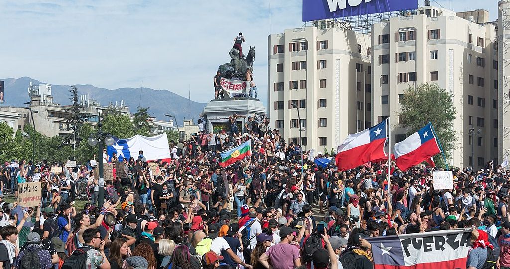 1024px-Protestas_en_Chile_20191022_11