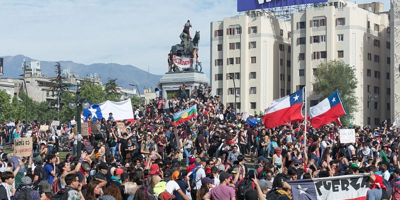 1024px-Protestas_en_Chile_20191022_11