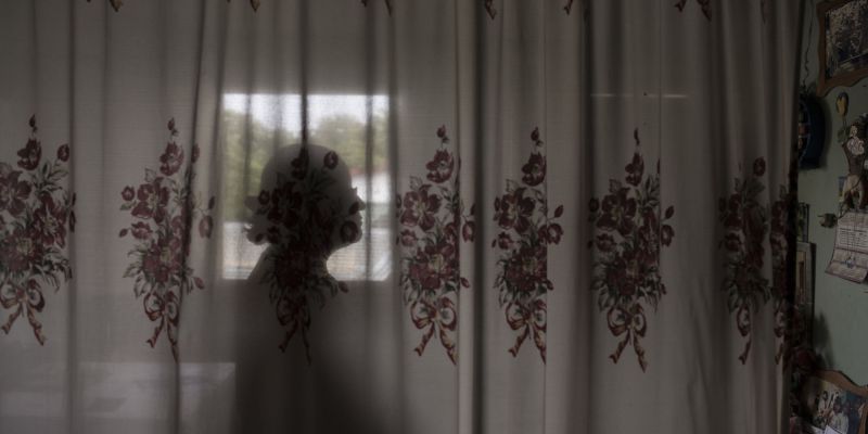 La madre de Eudi Gómez posa para un retrato anónimo en su casa en Guasipati.