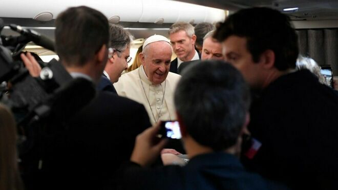 Papa-periodistas-vuelo-papal_2180492028_14124418_660x371