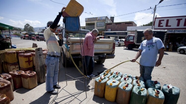 caracas-la-habana-y-por-que-los-venezolanos-hacen-colas-por-gasolina