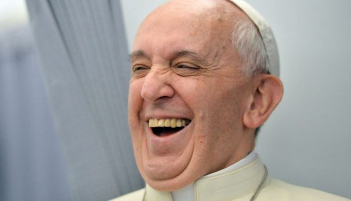 Papa Francisco riendo