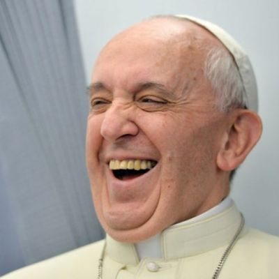 Papa Francisco riendo