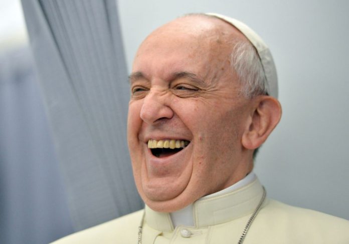 papa-francisco-en-todo-amar-y-reir-clasicos-chistes-jesuitas