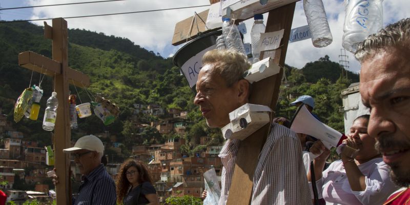 Procesion de las cruces en la parroquia la Vega en protesta contra el gobierno